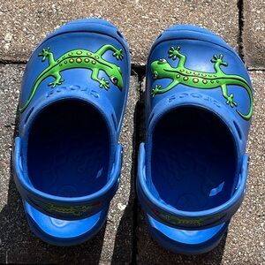 CROCS Little Kid’s C8/9 Blue Sandals w/ Green Lizard Design Clogs 🦎